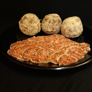 Heerlijk salami balletje met zomertruffel en Parmezaanse kaas.